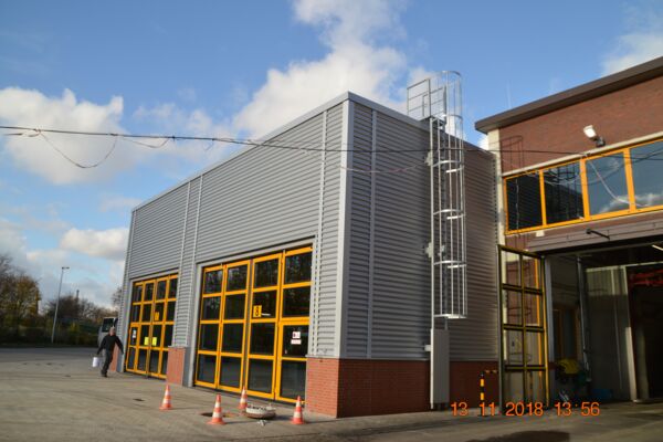 Sandwichpaneele mit Lisenenprofilen