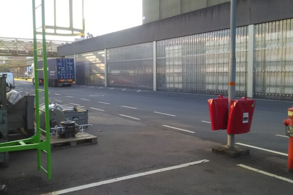 Fassade mit erneuerten Platten