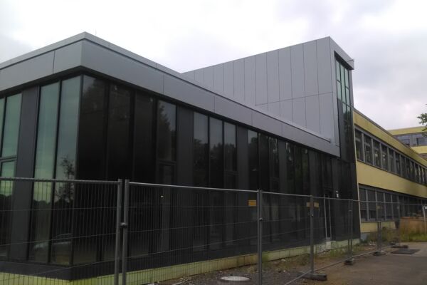 Metallfassade mit Kassetten